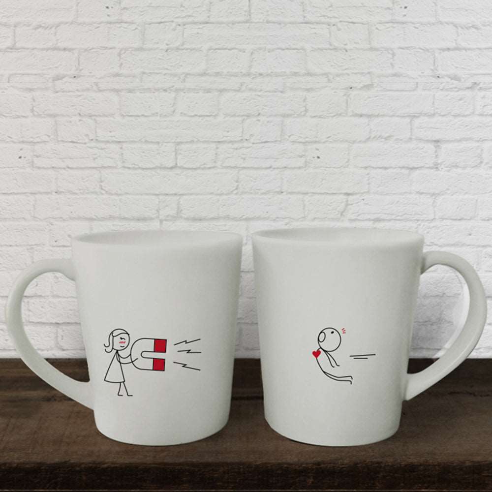 Delight your loved ones with two charming white mugs adorned with beautiful drawings, perfect for couples and ideal as an anniversary gift.