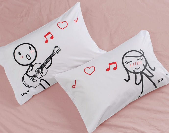 Add a touch of creativity and cuteness to your gifting game with these pillows adorned with delightful drawings, perfect for couples and special anniversaries!